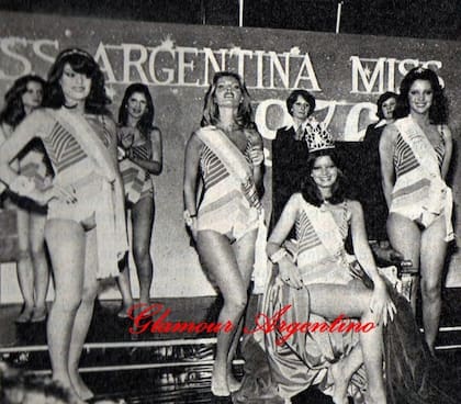 Adriana Salgueiro, coronada reina; Graciela Cánovas, a la izquierda, como princesa