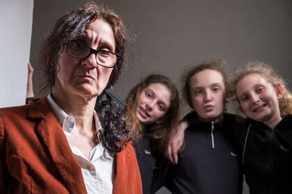Adriana Toporovskaja con sus hijas trillizas. Toporovskaja denunció 45 veces a Gustavo Melnek, su ex pareja, en la Comisaría de la Mujer de Morón, en 2016. Toporovskaja sobrevivió un intento de femicidio gracias a sus hijas, pero Melnek no paro de hostigarla y amenazar con matarla a ella y sus hijas