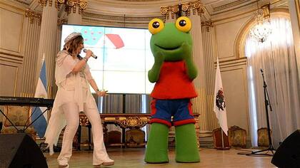 Adriana y el Sapo Pepe, en pleno show en la Legislatura, en agosto pasado