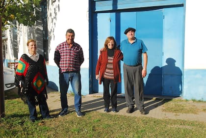 Adriana y Patricia Álvarez con sus esposos: Daniel y Omar.
