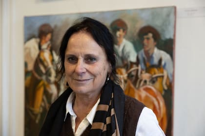 Adriana Zaefferer con una de sus pinturas