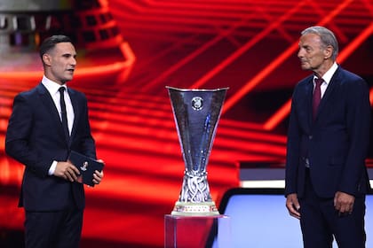Adriano del Monte (izquierda) y Karl-Heinz Korbel (derecha) con el trofeo de la UEFA Europa League