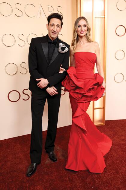 Adrien Brody con smoking negro
con solapas de seda.
Su novia, la diseñadora
Georgina Chapman, lució un fabuloso vestido rojo con volantes en 3D