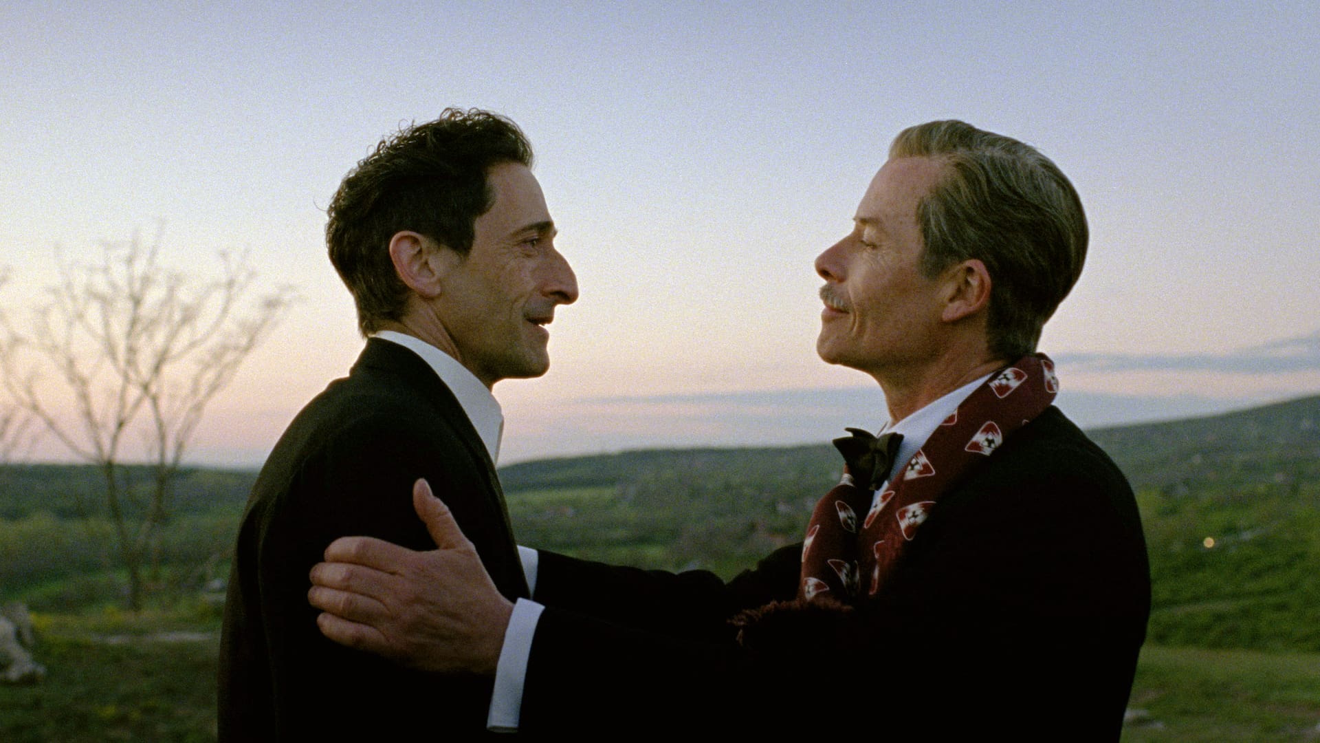 Adrien Brody, izquierda, y Guy Pearce en una escena de El brutalista