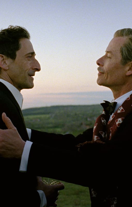 Adrien Brody, izquierda, y Guy Pearce en una escena de El brutalista