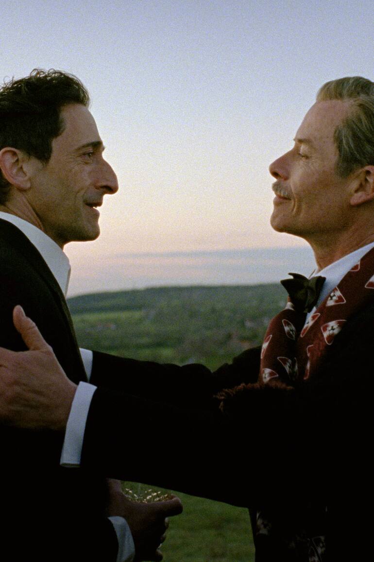 Adrien Brody, izquierda, y Guy Pearce en una escena de El brutalista