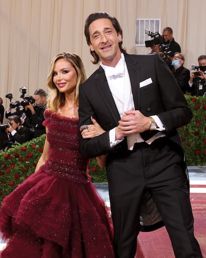 Adrien Brody posó con su pareja desde hace dos años, Georgina Chapman, directora creativa de Marchesa y ex esposa de Harvey Weinstein.