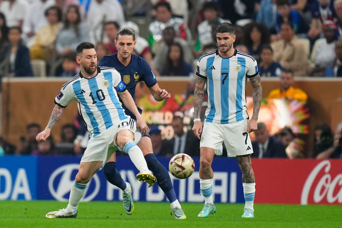 Adrien Rabiot marca a Lionel Messi durante la final del Mundial de Qatar 2022 entre las selecciones de Argentina y Francia