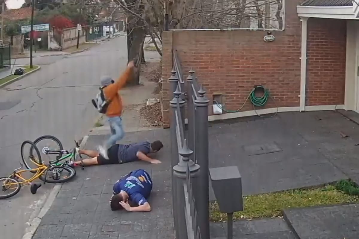 Adrogué: iban en bicicleta, los asaltaron y, cuando estaban en el piso, les dispararon para intimidarlos