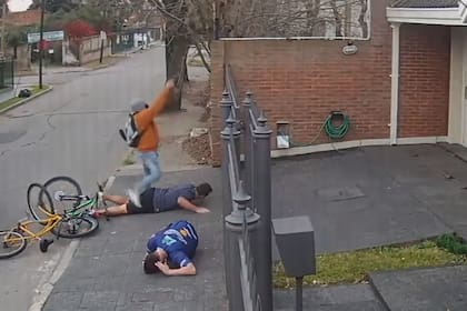 Adrogué: iban en bicicleta, los asaltaron y, cuando estaban en el piso, les dispararon para intimidarlos