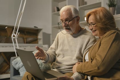 Adultos mayores en frente de una laptop