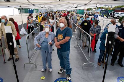Adultos mayores hacen fila para recibir una dosis de la vacuna CoronaVac de China en un centro de vacunación montado en el Estadio Bicentenario en Santiago, en Chile, el 3 de febrero de 2021