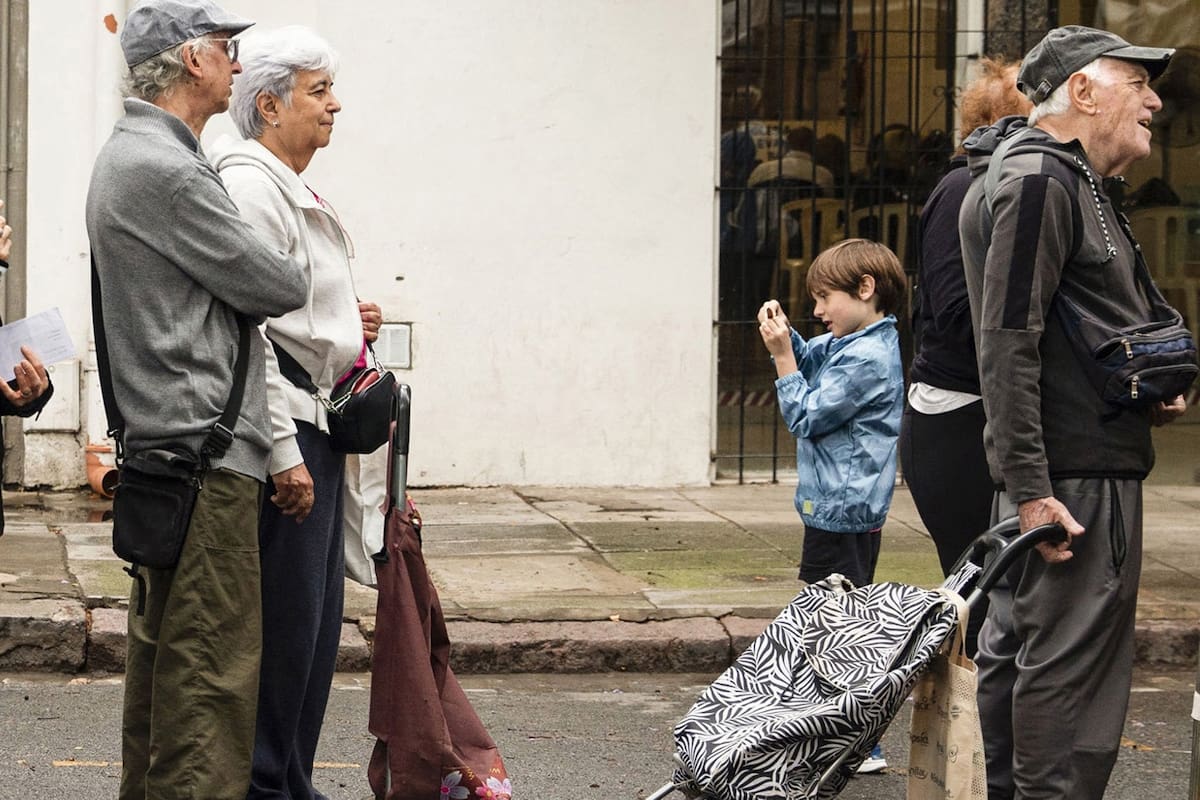 Adultos mayores y un niño en el barrio de Núñez