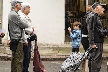 Adultos mayores y un niño en el barrio de Núñez
