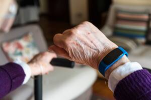 Advierten por la peligrosidad de los relojes inteligentes que miden el azúcar en sangre