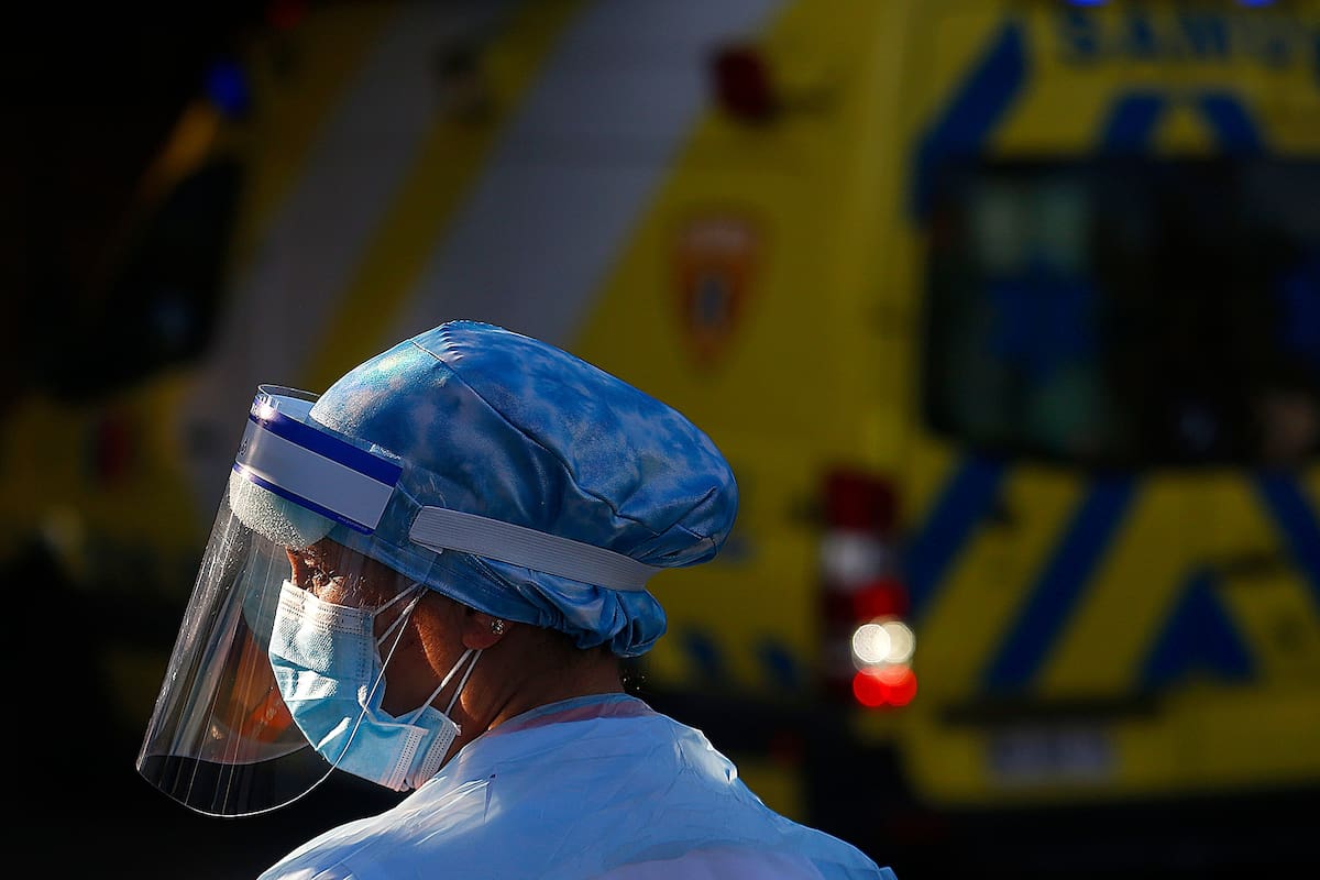 Advierten que el sistema de salud de Chile avanza hacia el límite de su capacidad