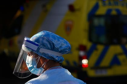 Advierten que el sistema de salud de Chile avanza hacia el límite de su capacidad