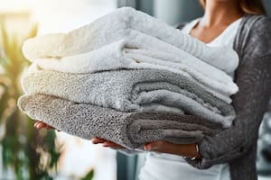 El hábito común con las toallas de baño que puede favorecer la aparición de bacterias y hongos