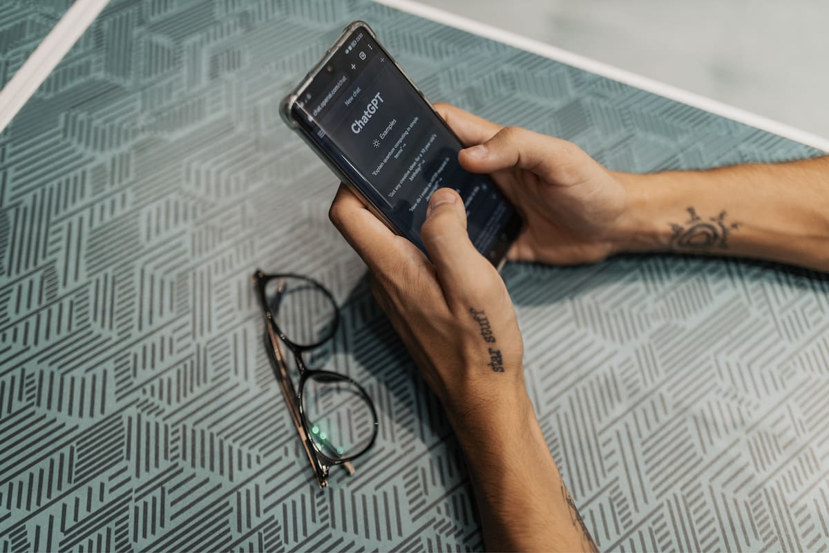 Advierten sobre los peligros del "modo abuela" de ChatGPT