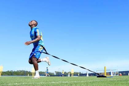 Advíncula se entrena en Ezeiza, durante la pretemporada 2024 de Boca