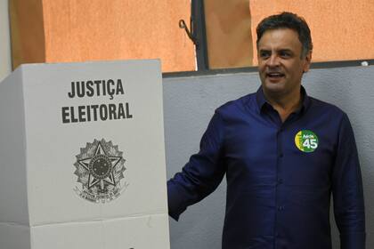 Aécio Neves vota con la esperanza de ser el próximo presidente de Brasil