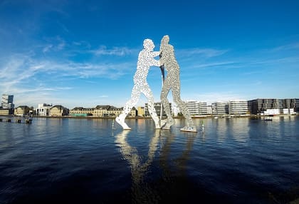 Aenne Burda donó la escultura "Hombre-Mujer", del artista norteamericano Jonathan Borofsky, a la ciudad donde desarrolló su trayectoria