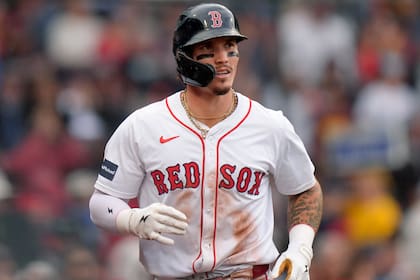 AERCHIVO - Jarren Duran, jardinero de los Medias Rojas de Boston, regresa al dugout después de anotar con un error tras un doble de Vaughn Grissom en la tercera entrada del juego de béisbol en contra de los Rays de Tampa Bay, el 29 de septiembre de 2024, en Boston. (AP Foto/Steven Senne, Archivo)