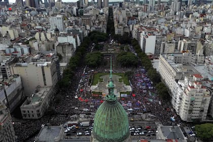 Vista aérea de la marcha con motivo del Día Internacional de la Mujer en Buenos Aires