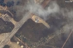 El impactante momento en que Ucrania derriba dos aviones anfibios rusos en Crimea