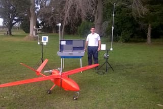 De chico armaba aviones de madera balsa y hoy tiene una fábrica de drones de uso militar