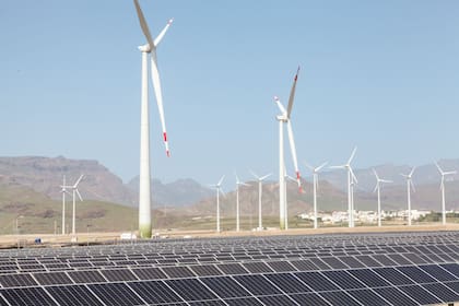 Aerogeneradores y paneles solares en el complejo de generación de energías renovables de Canarias, compuesto por ocho parques eólicos y 12 plantas fotovoltaicas con una capacidad total instalada de 100 MW, el equivalente al consumo anual de electricidad de 54.000 familias