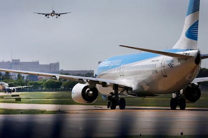 Los sindicatos aeronáuticos llevarán a cabo una medida de fuerza en rechazo al aumento salarial del 12% dispuesto por Aerolíneas Argentinas e Intercargo