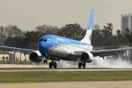 Aerolíneas Argentinas fijó un mecanismo para aplicar sanciones a los pilotos que difundan mensajes contra la empresa en los vuelos