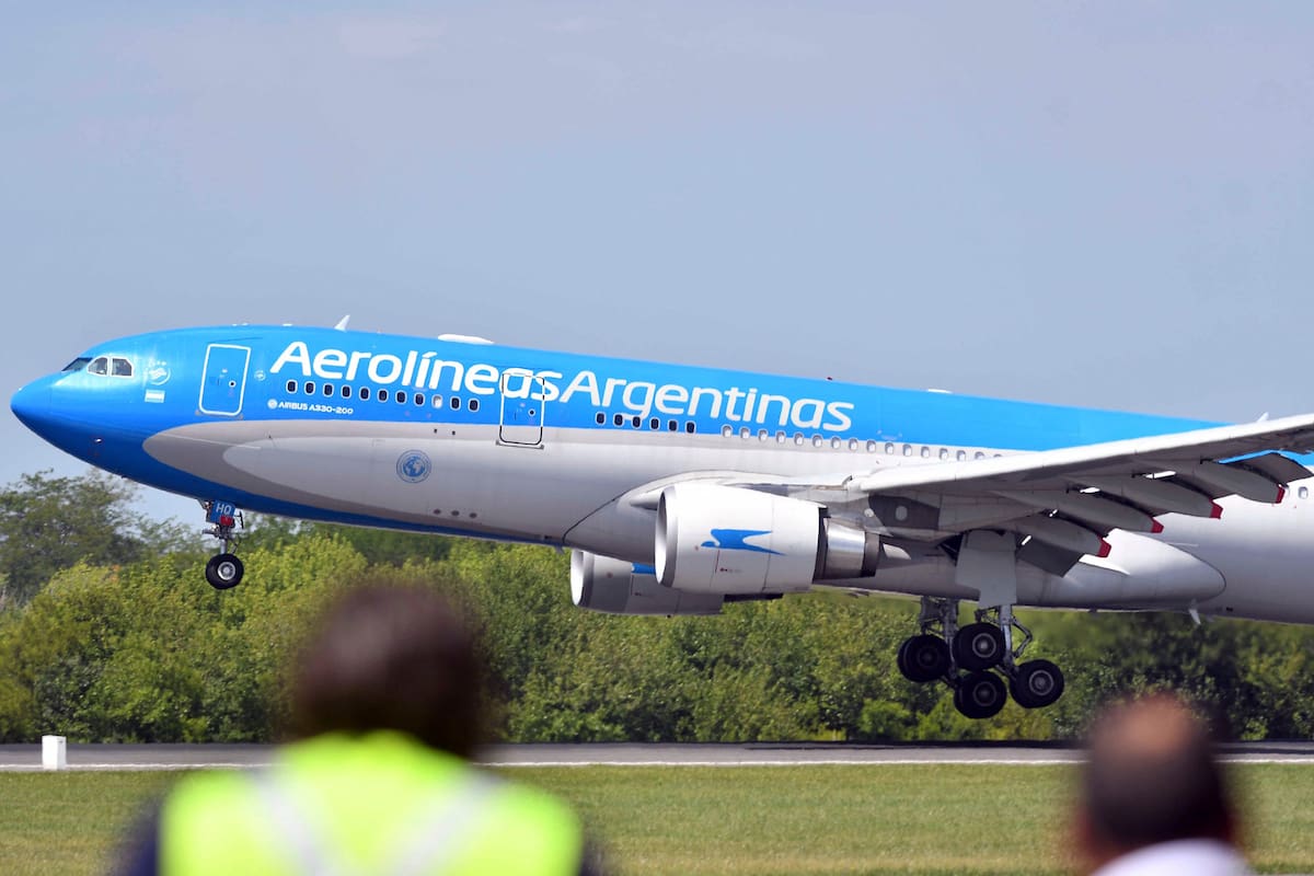 Aerolíneas Argentinas recibió la primera transferencia de la era Milei: $58.700 millones para cubrir gastos del plan de reducción de personal.