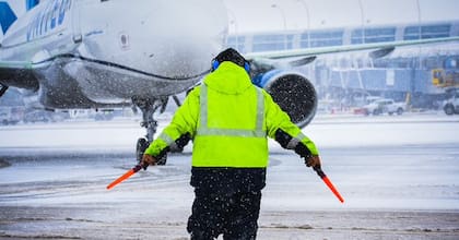 Aerolíneas cancelan vuelos previo a Navidad debido a la tormenta invernal