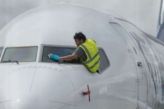Coronavirus: cómo es la desinfección de los aviones en medio de la pandemia