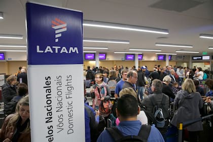 Aeroparque: cancelan vuelos de Latam por una asamblea de pilotos