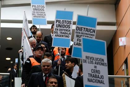 Aeroparque En pleno conflicto con el Gobierno por las proclamas leídas en los aviones, los gremios de los pilotos aseguraron hoy que la manifestación que realizarán en Aeroparque no generará demoras en los vuelos