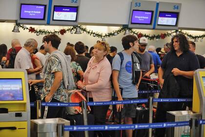 Aeroparque y Ezeiza: cancelaciones y demoras de vuelos de Latam por una asamblea de pilotos