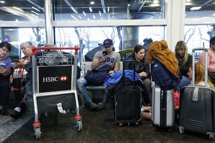 Aeroparque y Ezeiza, en alerta roja por la tormenta: hay decenas de vuelos demorados, cancelados y desviados