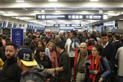 Aeroparque y Ezeiza, en alerta roja por la tormenta: hay decenas de vuelos demorados, cancelados y desviados