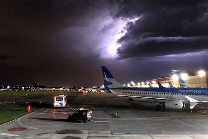 Aeroparque y Ezeiza, en alerta roja por la tormenta: hay decenas de vuelos demorados, cancelados y desviados