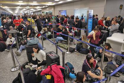 Aeroparque: ya son 40 los vuelos cancelados y hay más de 8000 pasajeros varados por un reclamo sindical