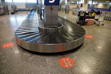 El aeropuerto de Ezeiza está casi vacío, con muy poca actividad