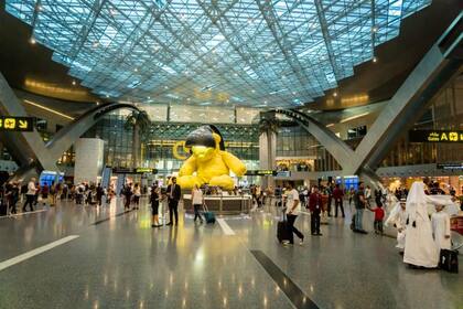 Interior del imponente aeropuerto Hamad, en Doha, la primera postal del emirato que tendrán los argentinos que vayan a ver el mundial.