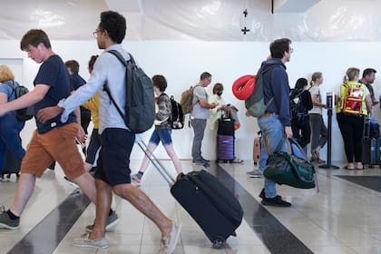 Aeropuertos de los Estados Unidos enfrentan una crisis debido a la falta de personal para cubrir el alto flujo de viajeros, las quejas han crecido durante el verano entre retrasos, cancelaciones y largas filas
(Gus Powell/The New York Times)