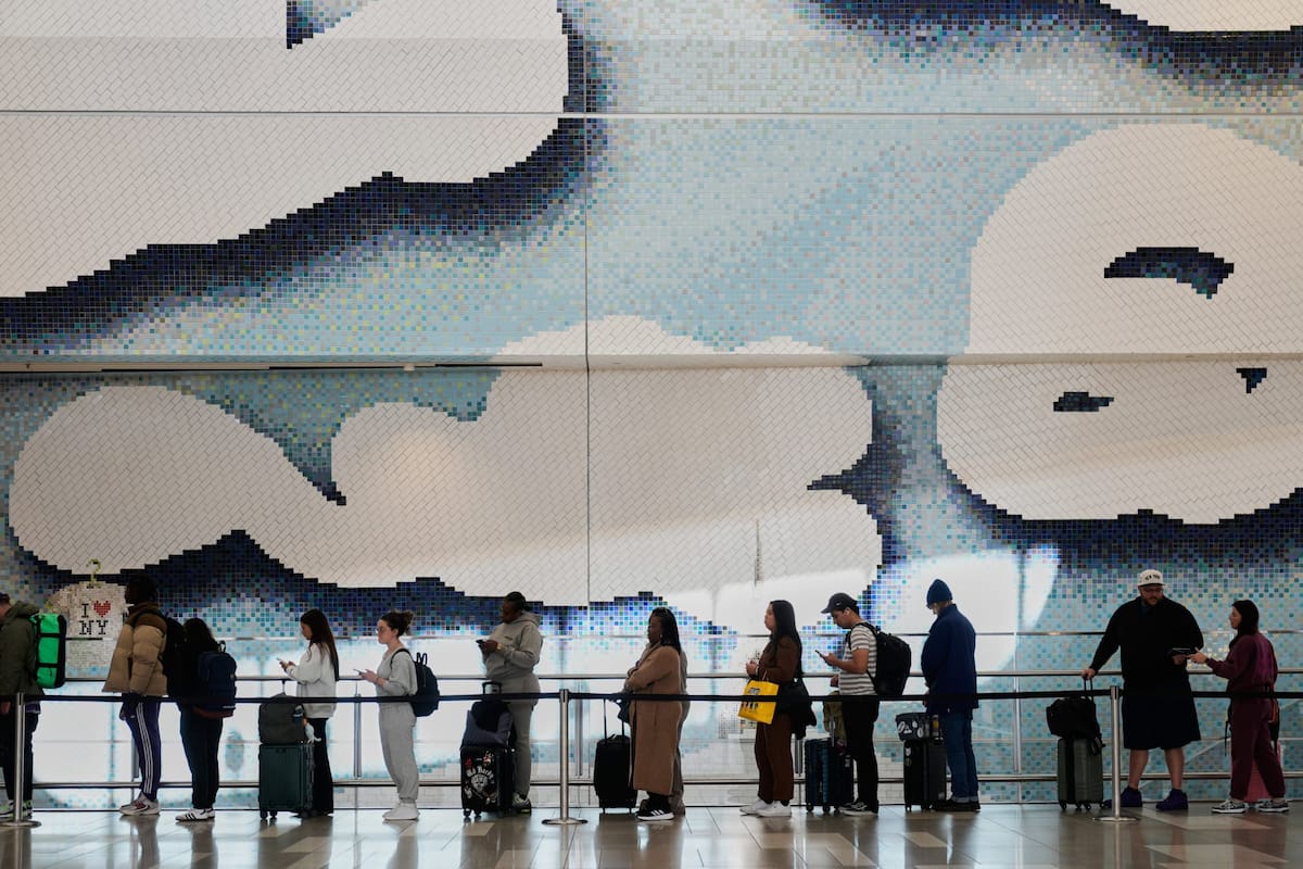 Aeropuertos y aerolíneas de EE.UU. implementan nuevas tecnologías para reducir filas y demoras
