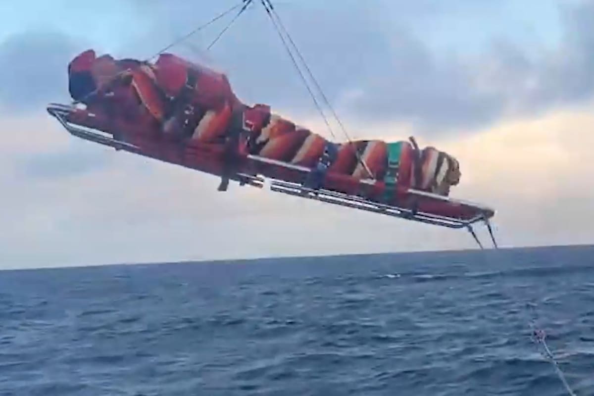 Resgate de filme: Um tripulante que sofreu fraturas expostas foi evacuado de helicóptero em mar aberto