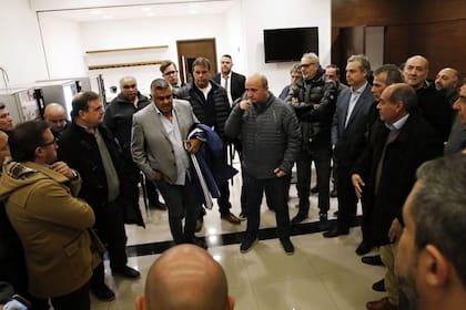 Nicolás Russo, presidente de Lanús, habla en uno de los salones de Ezeiza minutos después de la llegada de Tapia