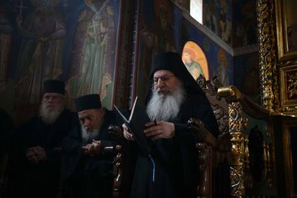 Aferrado a un acantilado, este monasterio recibe visitantes de todo el mundo, menos a mujeres